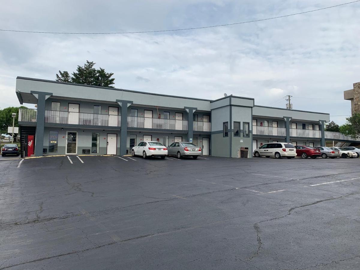 Royal Inn & Suites Knoxville Exterior photo